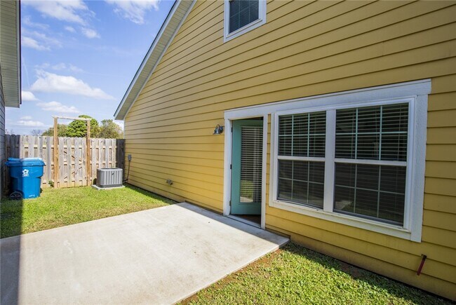 Building Photo - 2304 SW Juniper Ave