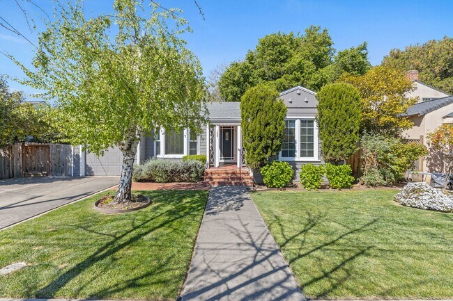 Building Photo - Charming & Spacious Single Family Home