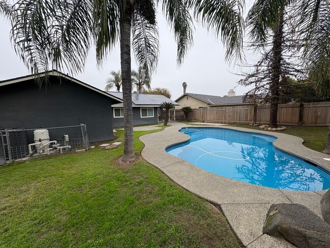 Building Photo - Charming home with Pool in Tulare Rent Ready!