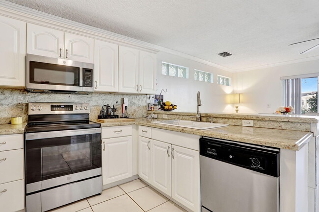 Building Photo - 3385 Seabreeze Ln