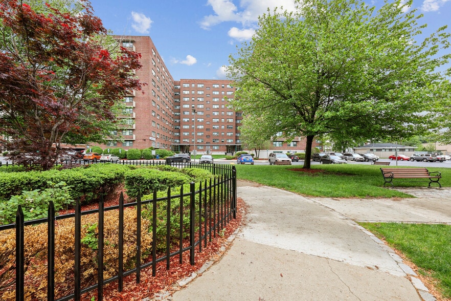 Primary Photo - Maple Gardens