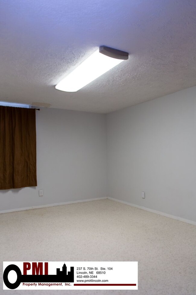 Building Photo - 8030 N Hazelwood Dr