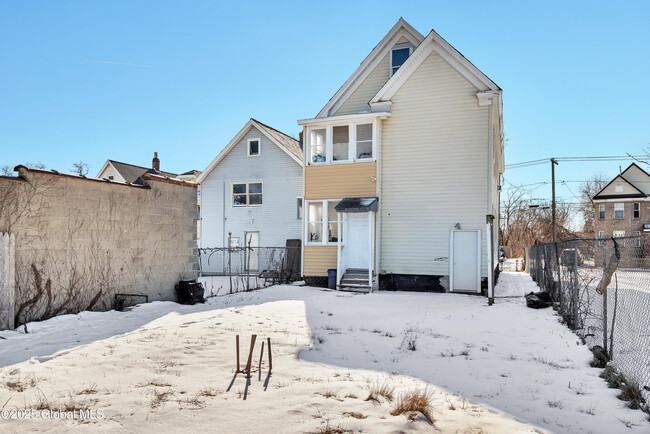 Building Photo - 827 Strong St
