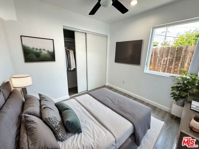 Building Photo - 841 W 64th St