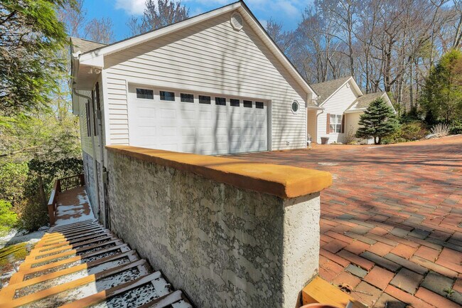 Building Photo - 26 Robin Cir