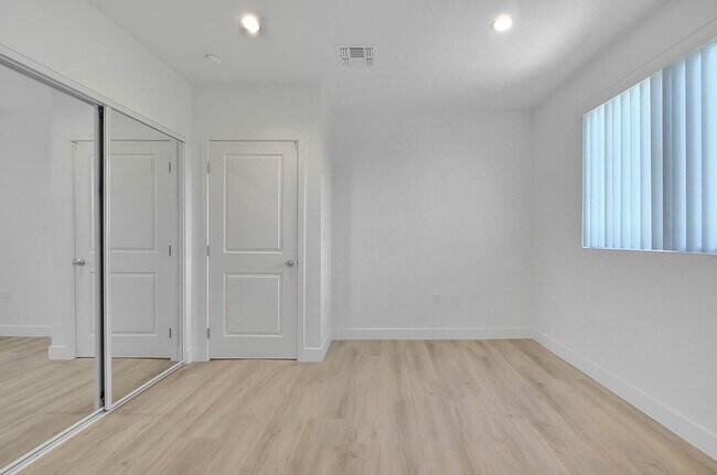 Building Photo - 5850 Vineland Ave