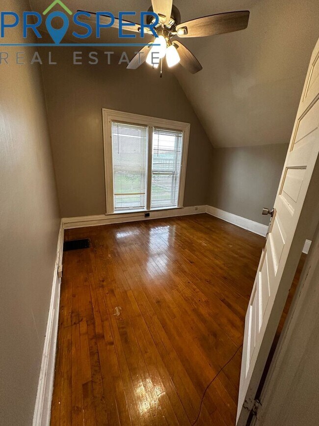 Building Photo - Charming 4 Bedroom House on Earl Street - Available June 2026