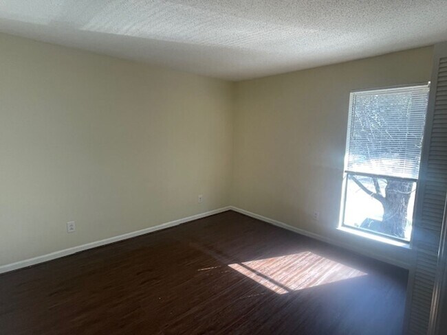 Building Photo - Upper unit condo in Winston-Salem