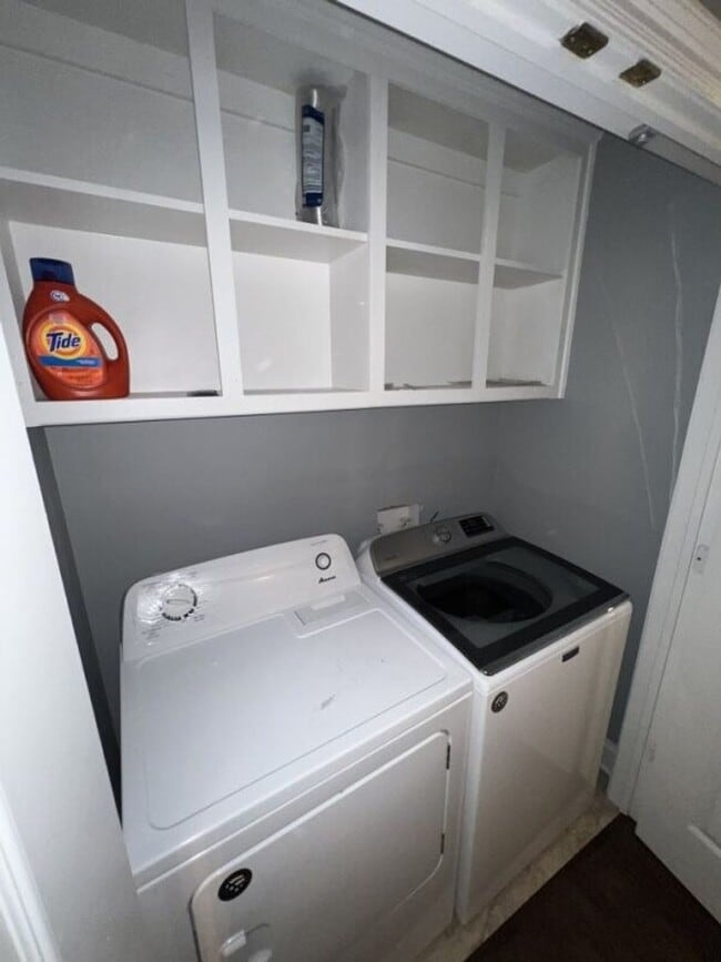 Building Photo - Must See!  Trendy 3 bedroom, 2 bath home i...