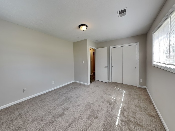 Building Photo - 2252-2257 7 Oaks Cir