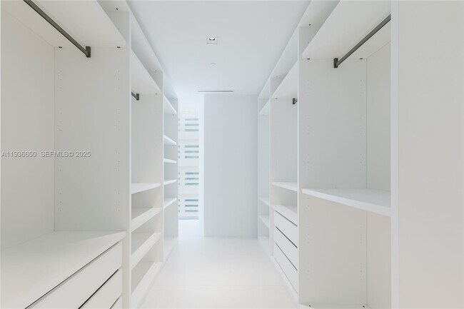 Building Photo - 1000 Biscayne Blvd