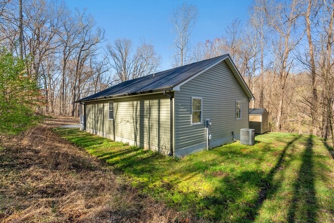 Building Photo - 3-Bedroom in Town of Farmville with Privacy and Convenience!