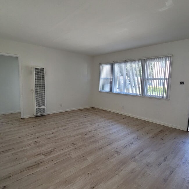 Building Photo - Nice ground floor 2 bdrm midtown Ventura Apt. $2400