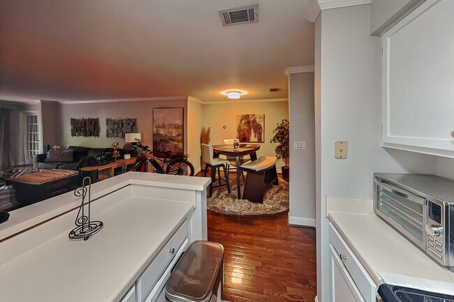Building Photo - 3104 Pine Heights Dr NE