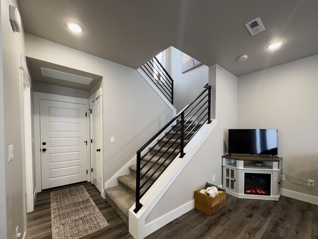 Building Photo - Refined 3-Bedroom Townhome in Sugar City | Spacious Layout, 2-Car Garage & Modern Finishes