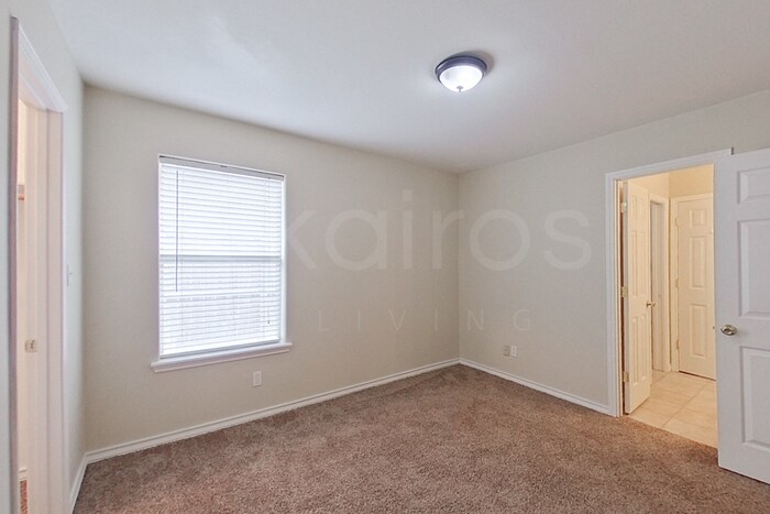 Building Photo - 15334 Guadalupe River Dr