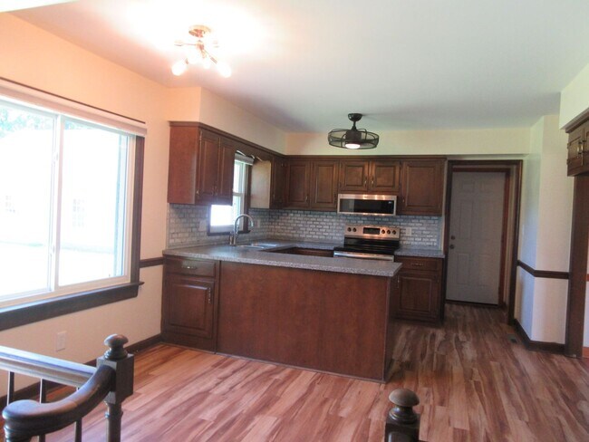 Building Photo - Beautiful Home with a Country Setting