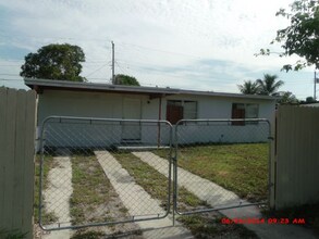 Building Photo - 1033 NW 10th Pl