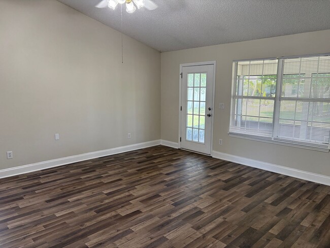 Building Photo - 3 Bedroom, 2 Bathroom Single Family Residence