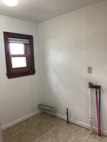 Building Photo - 35 Lewis Street