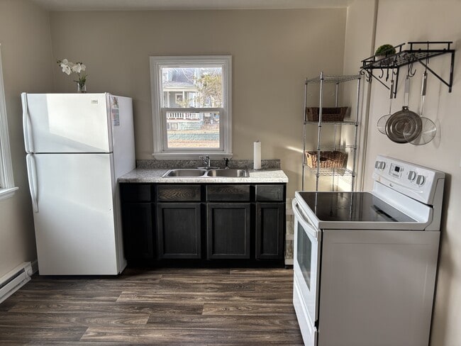 Building Photo - 124 7th St