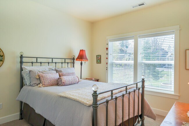 Building Photo - Beautiful Dover Bay Home