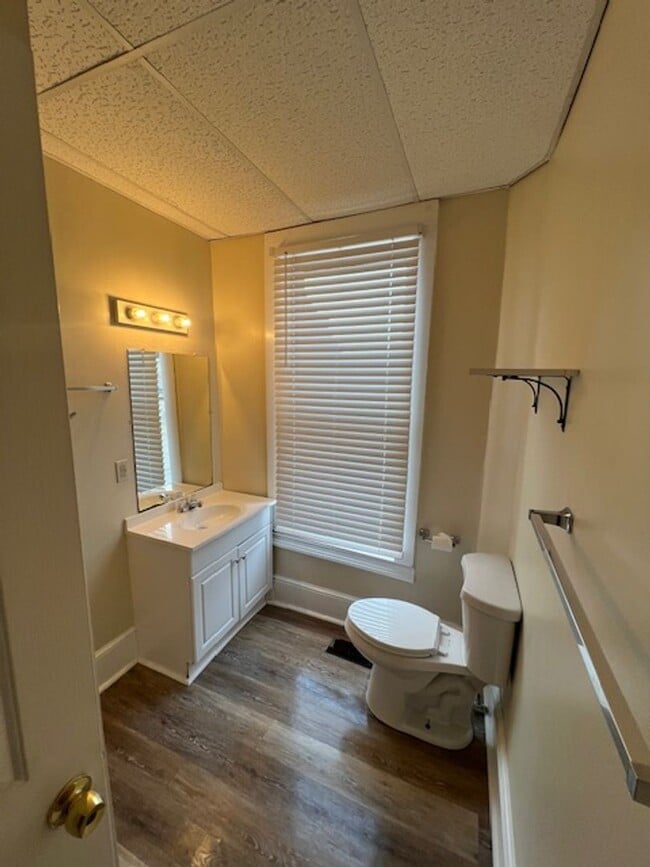 Building Photo - AKS390