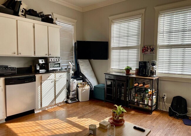 Building Photo - Available 7/20. Great 1BR/1BA Available in Downtown Charleston!