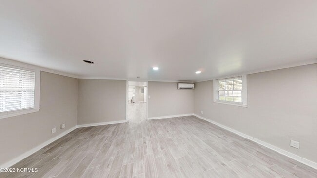 Building Photo - 1255 Central Dr