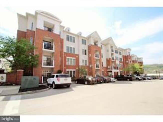 Building Photo - 200 W Elm St