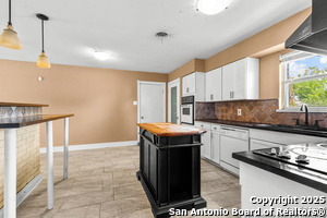 Building Photo - 4414 Tropical Dr