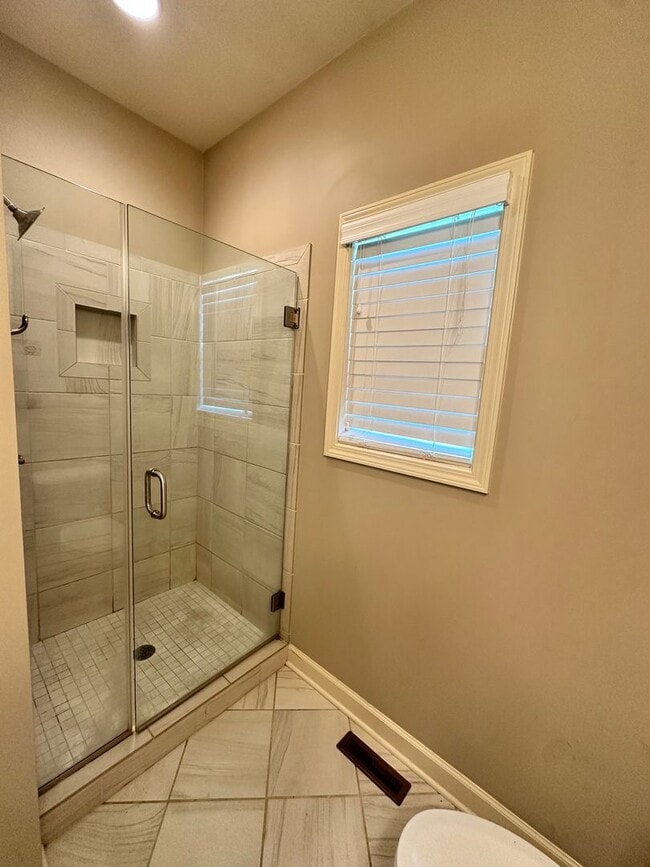 Building Photo - Stunning 3 Bedroom 2 Bath House