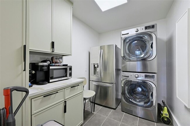 Building Photo - 5700 Penick Dr