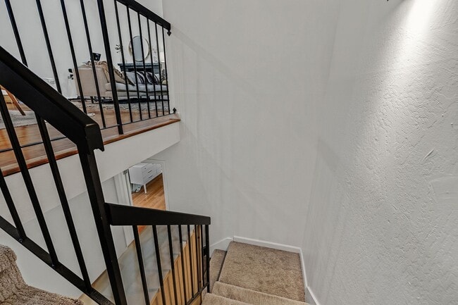 Building Photo - Large, Remodeled 3Bed/2.5Ba Townhome in Ha...