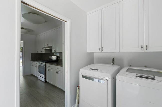 Building Photo - Beautiful 3-Bedroom Home with Pool in Tarzana!