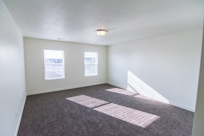 Building Photo - THE LOCHS! Gorgeous Townhome