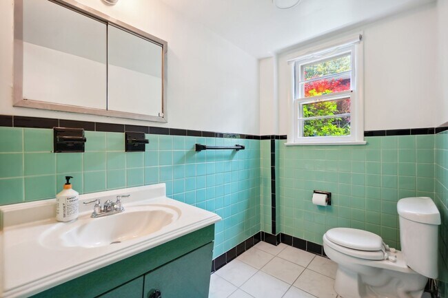 Building Photo - Spacious Split Level on Sundale Stone's Th...