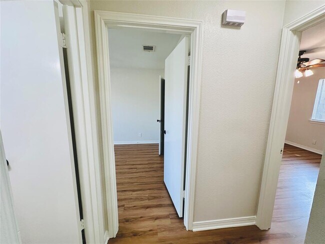 Building Photo - 1605 Somerset Dr