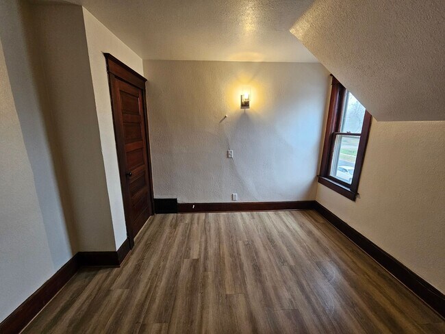 Building Photo - 318 8th St