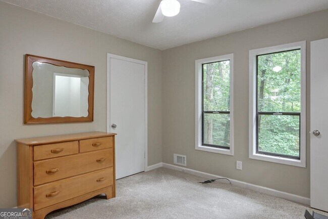 Building Photo - 428 Riverlake Ct