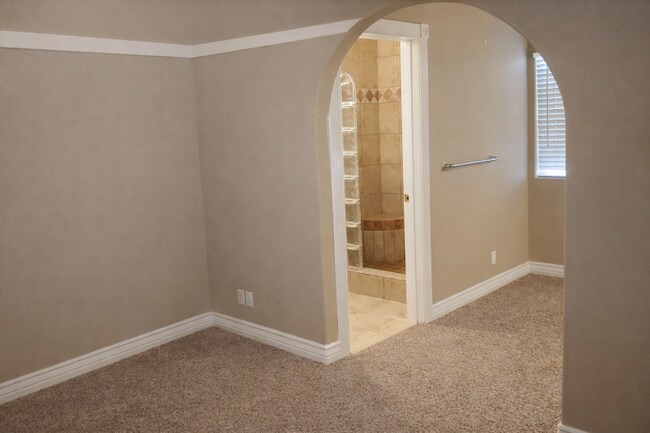 Building Photo - 1024 Shadow Point Dr