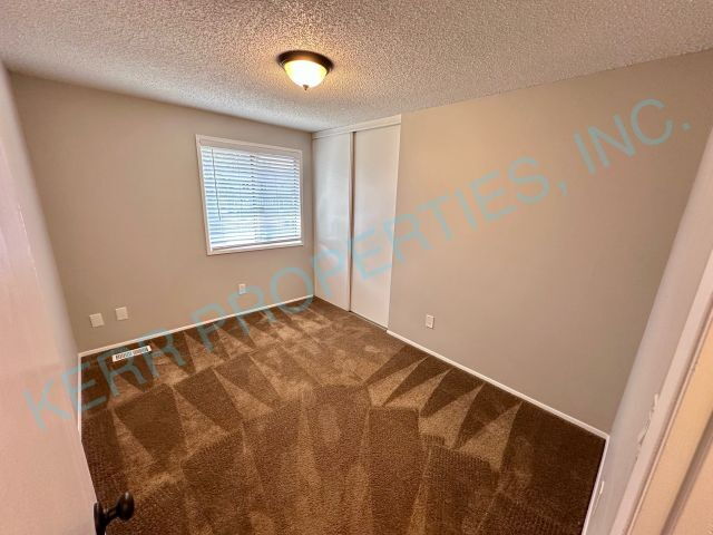 Building Photo - Charming 3-Bed Duplex in Gresham with Spacious 1100 Sq Ft Layout!