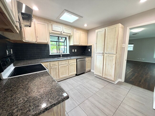 Building Photo - Beautifully Updated Home in Amazing Alamo Heights Area!
