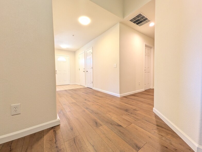 Building Photo - 585 Hildale Cir