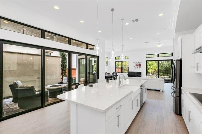 Building Photo - 8436 Via Vittoria Way