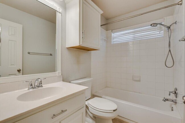 Building Photo - 1213 Hensley Dr