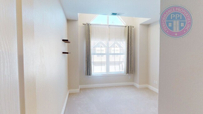 Building Photo - Stylish Townhouse, Luxury Amenities Throug...