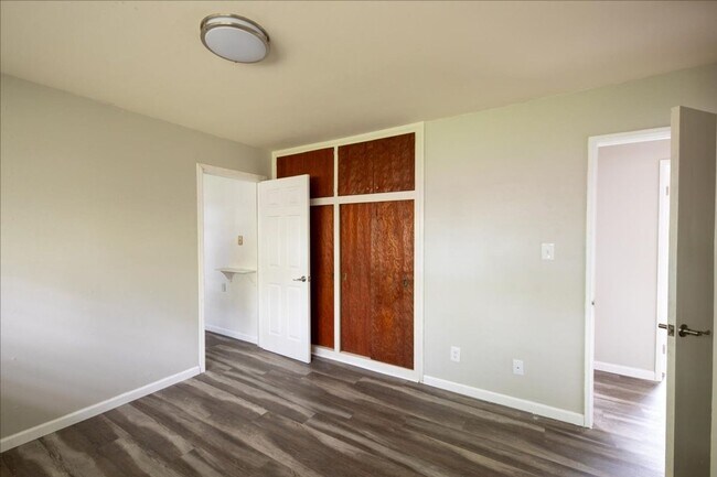 Building Photo - **Charming Family Home in Top-Rated School...