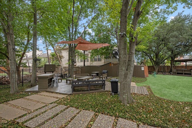 Building Photo - 11710 Southlake Dr