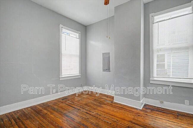 Building Photo - 402 E Park Ave